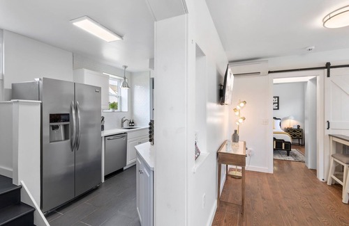 Fredericksburg Villa | Warm Villa 1 block from Mary Washington Campus
