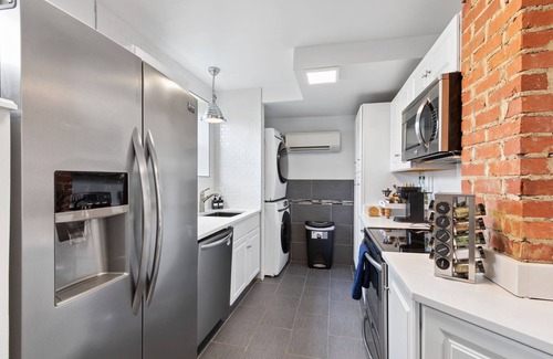 Fredericksburg Villa | Warm Villa 1 block from Mary Washington Campus