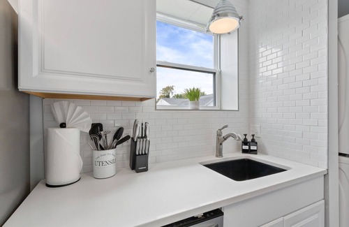 Fredericksburg Villa | Warm Villa 1 block from Mary Washington Campus