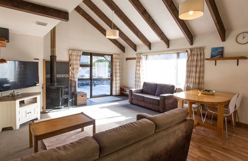Castle Hill Ski Chalet | Warmest home in the village - stunning mountain views!