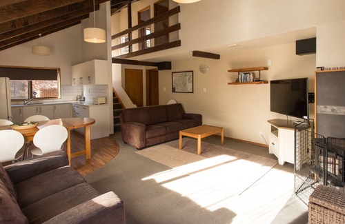 Castle Hill Ski Chalet | Warmest home in the village - stunning mountain views!