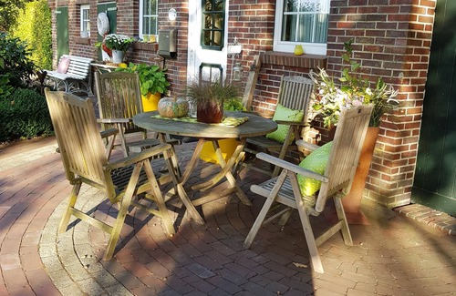 Zetel Apartment | Warnken vacation apartment - 15 km from the Jade Bay on the North Sea