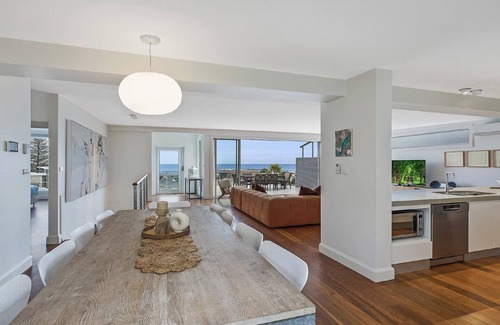 North Avoca House | WARRALONG - STUNNING VIEWS, SHORT WALK TO NORTH AVOCA BEACH