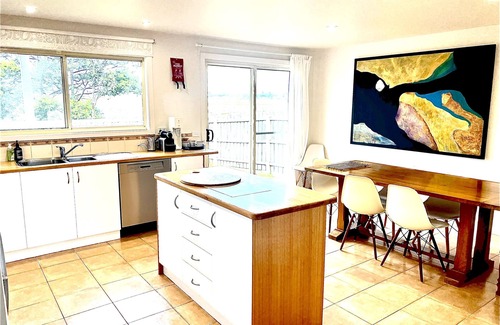 Hastings House | Warrangine Bay view retreat is a real jewel of the Mornington Peninsula.