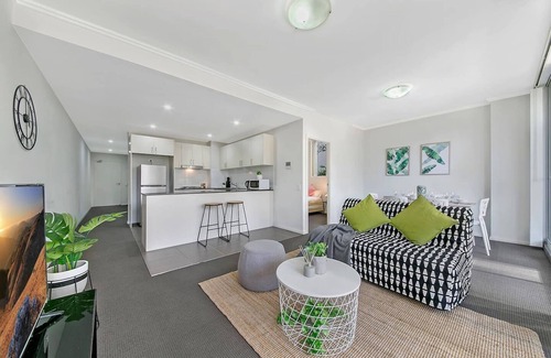 Warwick Farm Apartment | Warrick Fram | 2 Beds APT | FREE Parking | Walk to Westfield | Close to Hospital