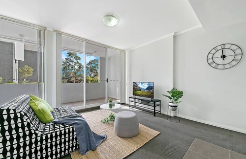 Warwick Farm Apartment | Warrick Fram | 2 Beds APT | FREE Parking | Walk to Westfield | Close to Hospital
