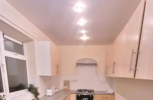 Warrington House | Warrington - House - Sleeps 10 - Parking - Garden