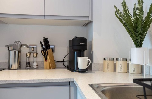 Warrington House | Warrington - House - Sleeps 10 - Parking - Garden