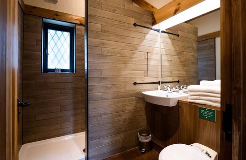 Warwick Town Centre Hotel | Warwick Castle Hotel and Knight's Village