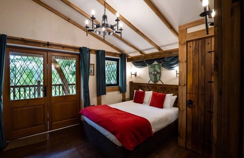 Warwick Town Centre Hotel | Warwick Castle Hotel and Knight's Village
