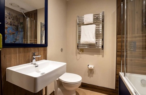 Warwick Town Centre Hotel | Warwick Castle Hotel and Knight's Village