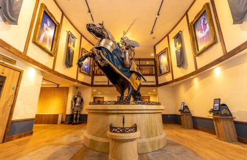 Warwick Town Centre Hotel | Warwick Castle Hotel & Knight's Village