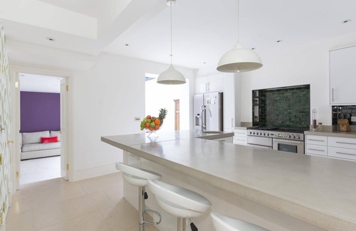 Abingdon Apartment | Warwick Gardens II by onefinestay