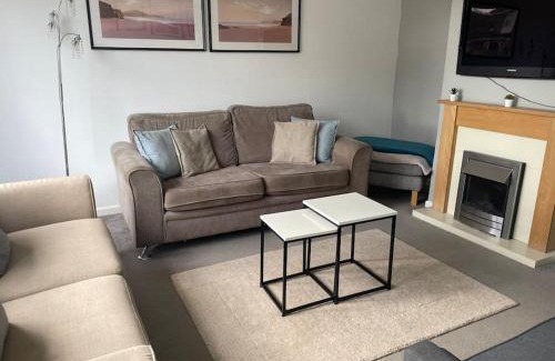 Dilwyn House | Warwick House, 5 bedrooms, 9 beds, parking, garden