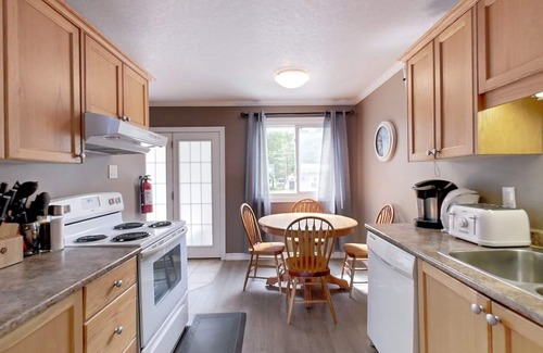 Wasaga Beach House | Wasaga Beach/Blue Mountain Ski Hills/Christmas village/Lake Front/