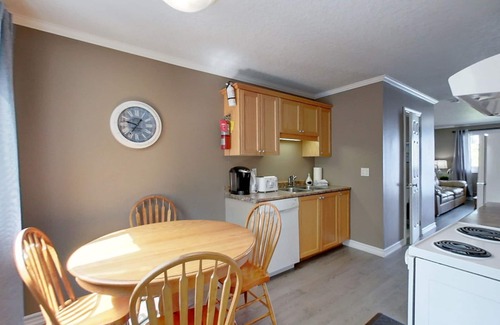Wasaga Beach House | Wasaga Beach/Blue Mountain Ski Hills/Christmas village/Lake Front/