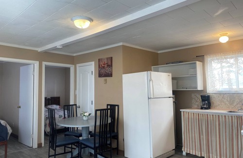 Wasaga Beach Cottage | Wasaga Beach Free Parking Free Wifi 5-min walk to main beach