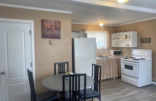 Wasaga Beach Cottage | Wasaga Beach Free Parking Free Wifi 5-min walk to main beach