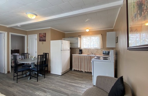 Wasaga Beach Cottage | Wasaga Beach Free Parking Free Wifi 5-min walk to main beach