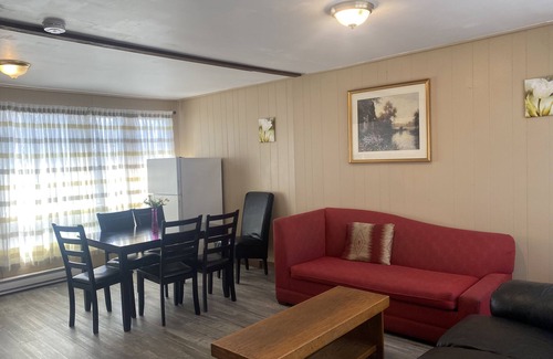 Wasaga Beach Cottage | Wasaga Beach Walk to Main Beach Free Parking Free Wifi