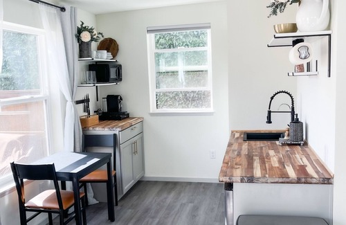 Springfield Apartment | Washburne Studio: King size comfort and private Hot tub
