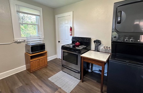 Hickory Apartment | Washer, Dryer, Desk, Smart TV, Blackout Shades, Fully Stocked Kitchen Cookware