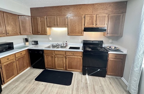 Hickory Apartment | Washer, Dryer, Desk, Smart TV, Blackout Shades, Fully Stocked Kitchen Cookware