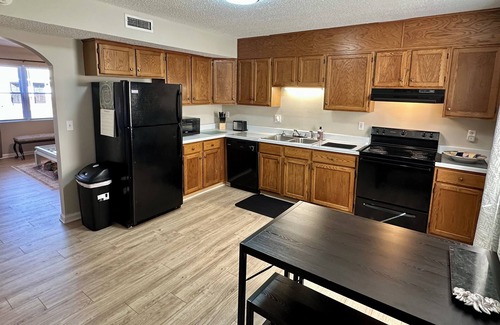 Hickory Apartment | Washer, Dryer, Desk, Smart TV, Blackout Shades, Fully Stocked Kitchen Cookware