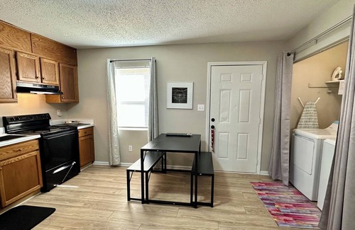 Hickory Apartment | Washer, Dryer, Desk, Smart TV, Blackout Shades, Fully Stocked Kitchen Cookware