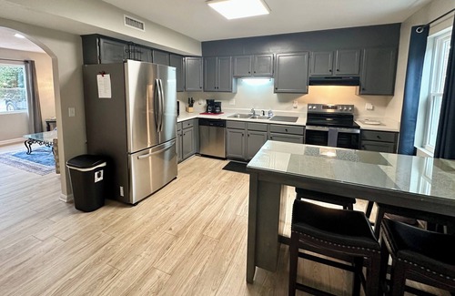 Hickory Apartment | Washer, Dryer, Desk, Smart TV, Blackout Shades, Fully Stocked Kitchen Cookware