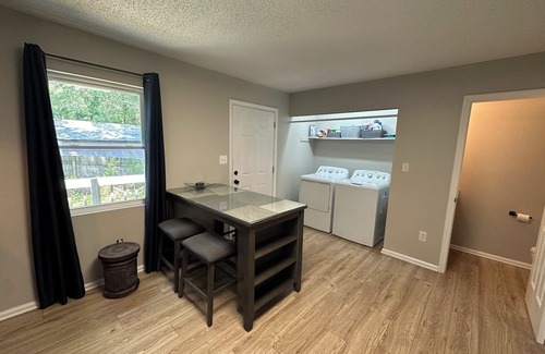 Hickory Apartment | Washer, Dryer, Desk, Smart TV, Blackout Shades, Fully Stocked Kitchen Cookware