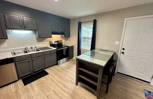 Hickory Apartment | Washer, Dryer, Desk, Smart TV, Blackout Shades, Fully Stocked Kitchen Cookware