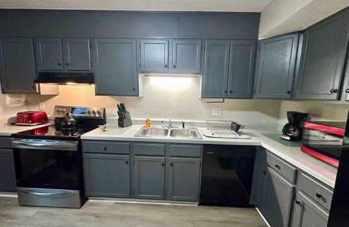 Hickory Apartment | Washer, Dryer, Desk, Smart TV, Blackout Shades, Fully Stocked Kitchen Cookware