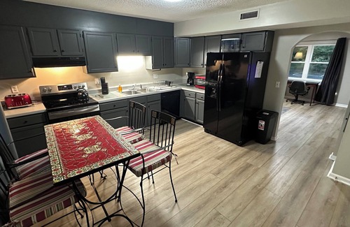 Hickory Apartment | Washer, Dryer, Desk, Smart TV, Blackout Shades, Fully Stocked Kitchen Cookware