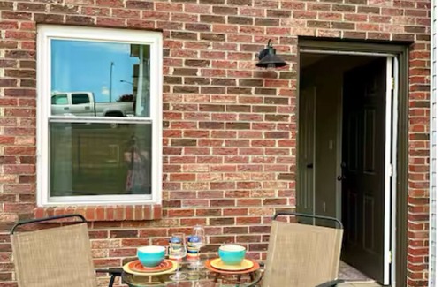 Hickory Apartment | Washer, Dryer, Desk, Smart TV, Blackout Shades, Fully Stocked Kitchen Cookware