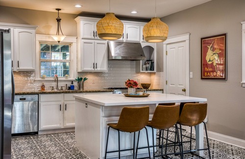 Brenham House | Washington House: Steps to Dwtn; Backyard oasis with fire pit/pool table/games