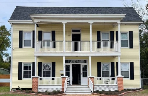 Brenham House | Washington House: Steps to Dwtn; Backyard oasis with fire pit/pool table/games