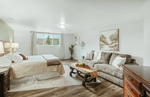 Plover House | Washington Manor Room #1