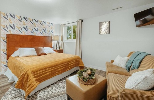 Plover House | Washington Manor Room #12