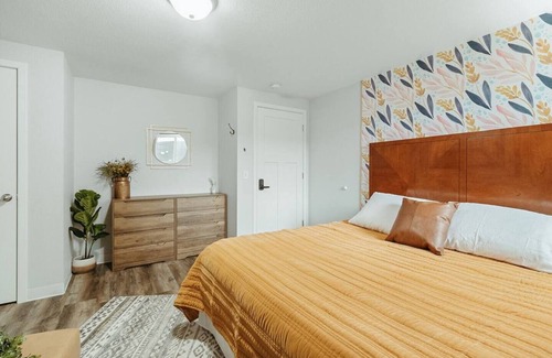 Plover House | Washington Manor Room #12