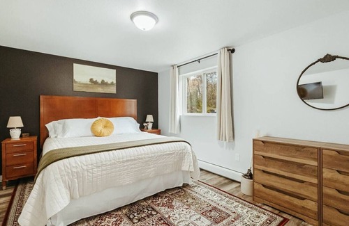 Plover Apartment | Washington Manor Room #6