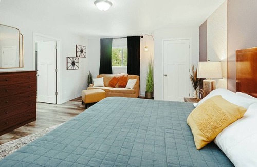 Plover House | Washington Manor Room #8 w/Private Bathroom