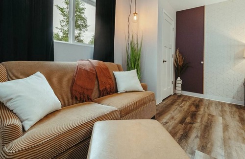 Plover House | Washington Manor Room #8 w/Private Bathroom