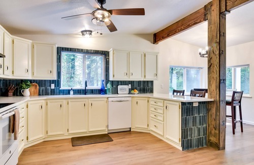 Washougal House | Washington Retreat: Fire Pit, Hot Tub & Ping Pong!