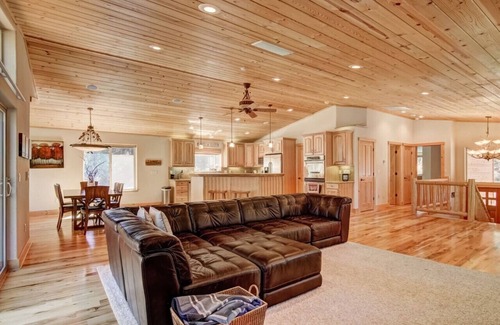 Country Club Estates House | Washoe Wanderlust -Game Rm w Pool Table & Foosball