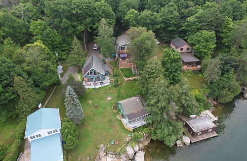 Brier Hill Cottage | Watch Ships & Sip Wine-Riverfront Deck Retreat