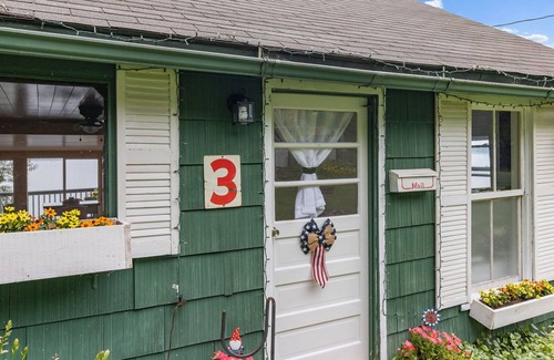Brier Hill Cottage | Watch Ships & Sip Wine-Riverfront Deck Retreat