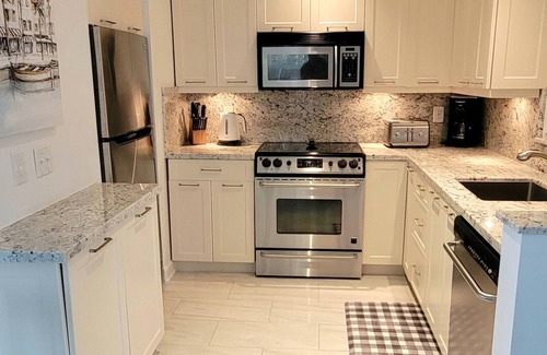 Harbor Village Condo | Water front condo with pool. Beautiful view. Walk to the beach.