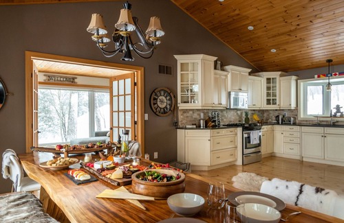 Perry House | Water Front Cottage on Lake Mirage, Private Dock, Sandy Beach and Hot Tub!