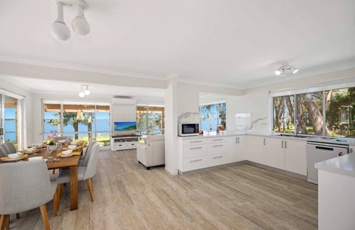 Gorokan House | Water Front Holiday House